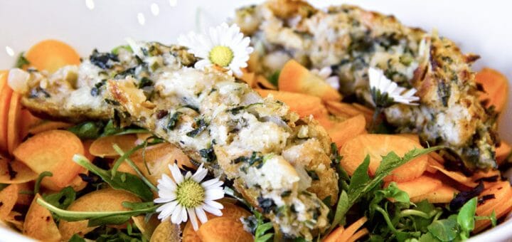 Veganer Wildkräuter Knödelauflauf auf Frühlingssalat