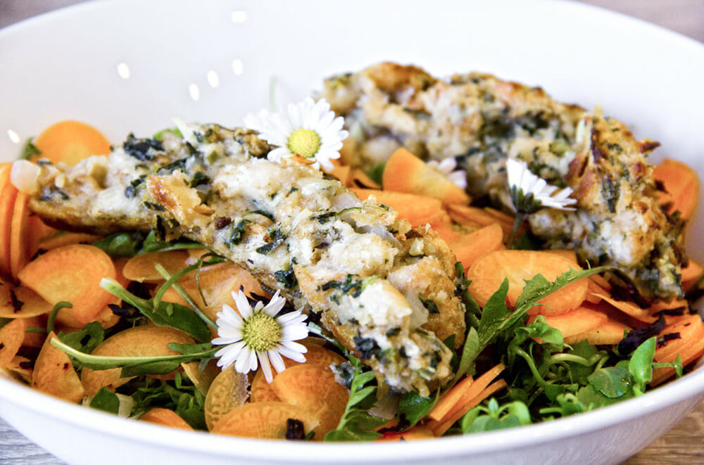 Veganer Wildkräuter Knödelauflauf auf Frühlingssalat Veganer Wildkräuter Knödelauflauf auf Frühlingssalat