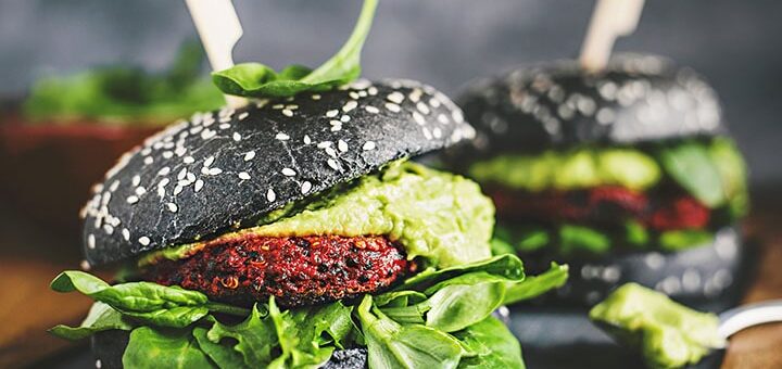 Vegane Black Burger Buns mit Rote-Rüben-Patty | Rezept