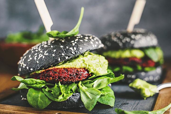 Vegane Black Burger Buns mit Rote-Rüben-Patty | Rezept