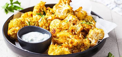 Orientalischer Ofenkarfiol mit veganer Joghurtsauce | Rezept