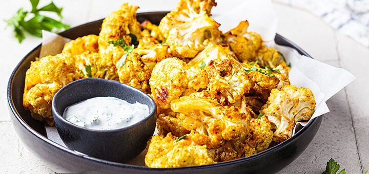 Orientalischer Ofenkarfiol mit veganer Joghurtsauce | Rezept