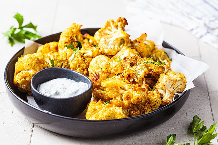 Orientalischer Ofenkarfiol mit veganer Joghurtsauce | Rezept