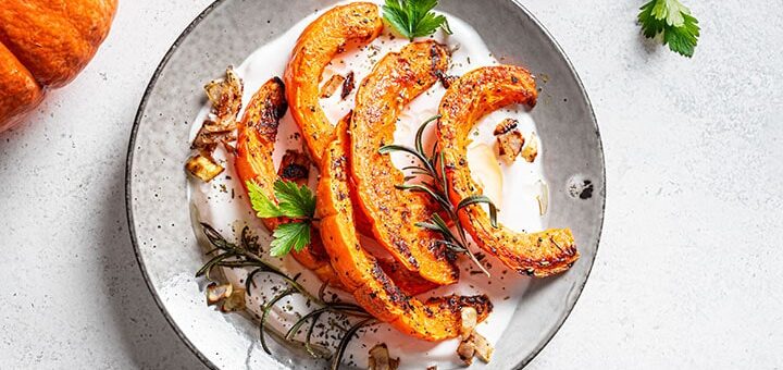 Gegrillte Hokkaido-Kürbisspalten mit veganem Joghurt | Rezept