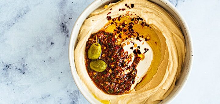 Cremiger Hummus mit veganem Joghurt, Chiliöl und Oliven