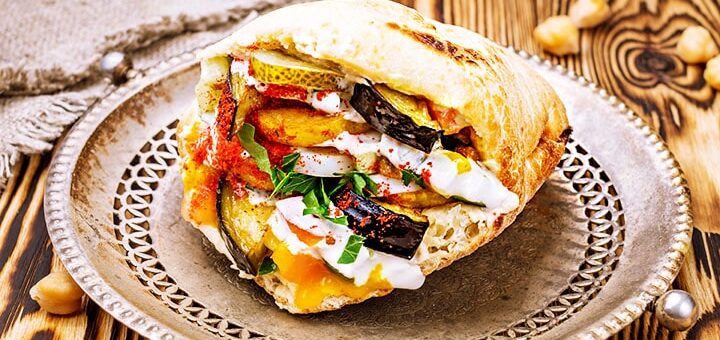 Vegane Sabich-Pita mit Melanzani und Gewürzgurken