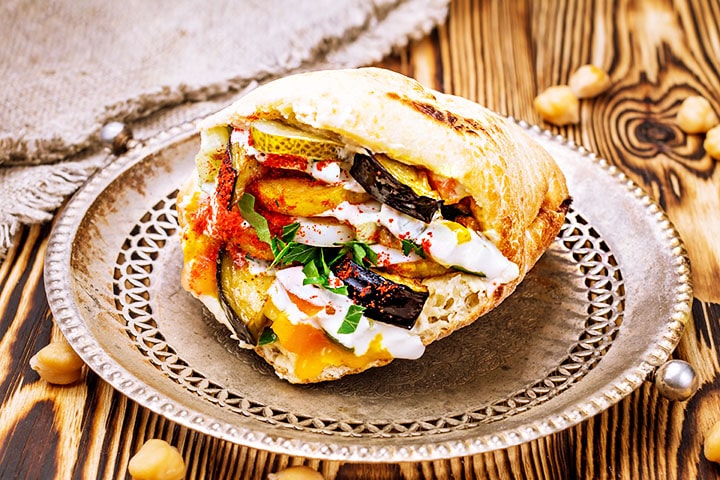 Vegane Sabich-Pita mit Melanzani und Gewürzgurken Vegane Sabich-Pita mit Melanzani und Gewürzgurken