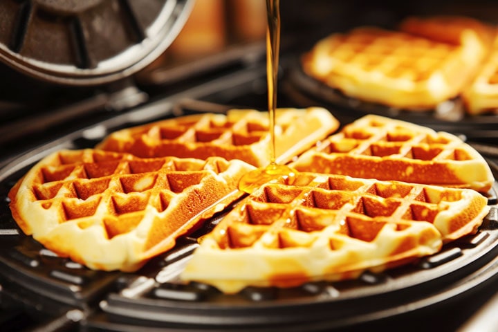 Fluffige vegane Waffeln mit Ahornsirup | Rezept